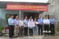 Ủy ban Mặt trận Tổ quốc Việt Nam tỉnh Phú Yên bàn giao nhà đại đoàn kết cho một hộ nghèo tại huyện Tây Hòa trong năm 2023. Ảnh: TTXVN phát