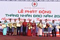 Lãnh đạo Hội Chữ thập đỏ tỉnh Sóc Trăng trao bảng tấm lòng vàng cho các tổ chức, doanh nghiệp, cá nhân đóng góp tích cực và ủng hộ cho Tháng Nhân đạo năm 2024. Ảnh Tuấn Phi - TTXVN