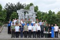 Chủ tịch nước Tô Lâm và các đại biểu chụp ảnh chung trước Tượng đài "Bác Hồ với lực lượng thanh niên xung phong và đồng bào các dân tộc tỉnh Bắc Kạn" tại Khu Di tích lịch sử quốc gia Nà Tu. Ảnh: Nhan Sáng - TTXVN