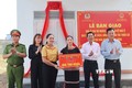 Trao tặng nhà mới cho gia đình chị H’Bui Ding ở buôn Ja, xã Hòa Sơn, huyện Krông Bông (Đắk Lắk) trong chương trình hỗ trợ 1.200 căn nhà. Ảnh: Hoài Thu - TTXVN