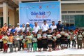 Ban tổ chức trao tặng đồ dùng học tập cho học sinh khó khăn xã Đăk Sơ Mei, huyện Đăk Đoa (Gia Lai). Ảnh: TTXVN phát