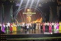 Trao giải cho các tác phẩm đoạt giải Vàng. Ảnh: Nguyễn Nam - TTXVN