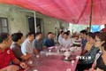 Phó Chủ tịch UBND tỉnh Tuyên Quang Nguyễn Thế Giang thăm hỏi gia đình nạn nhân ở xã Kiên Đài, huyện Chiêm Hóa (Tuyên Quang). Ảnh: TTXVN phát
