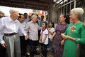 Tổng Bí thư Nguyễn Phú Trọng đến thăm, tặng quà gia đình ông Nguyễn Khoát, cán bộ lão thành Cách mạng tại thành phố Lạng Sơn, ngày 25/8/2023. Ảnh: Trí Dũng/TTXVN