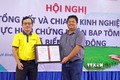 Đại diện tổ chức BUREAU VERITAS tại Việt Nam (phải) trao giấy chứng nhận BAP cho đơn vị đồng hành thực hiện dự án tại xã Biển Bạch Đông, huyện Thới Bình. Ảnh: Huỳnh Anh - TTXVN 