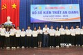 Ông Nguyễn Tấn Danh, Chủ tịch Hội Khuyến học tỉnh An Giang và bà Phan Thị Minh Hiếu, Phó Giám đốc Công ty Trách nhiệm hữu hạn Một thành viên Xổ số kiến thiết tỉnh An Giang trao học bổng cho các em học sinh, sinh viên nghèo hiếu học. Ảnh: Công Mạo - TTXVN