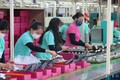 Công nhân nhà máy công ty TNHH Victory International (Việt Nam) đang hoàn thiện khâu đóng gói sản phẩm giày da nữ xuất khẩu. Ảnh: Minh Hưng