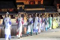 Các người mẫu và diễn viên biểu diễn áo dài tại lễ hội. Ảnh: Trịnh Bang Nhiệm - TTXVN