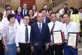 Thủ tướng Chính phủ Nguyễn Xuân Phúc với lãnh đạo và các tác giả đoạt giải thuộc Liên Chi hội Nhà báo Thông tấn xã Việt Nam. Ảnh: TTXVN