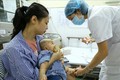 Điều trị cho bệnh nhân nhi tại khoa Nhi bệnh viện Việt Nam – Cu Ba. Ảnh: Minh Quyết – TTXVN
