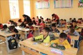 Mỗi lớp 1, 2 trường Phổ thông dân tộc bán trú Tiểu học nậm Lành, huyện Văn Chấn có thêm một trợ giảng hỗ trợ giáo viên và học sinh. Ảnh: TTXVN