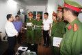 Lực lượng chức năng đọc lệnh bắt ông Kim Văn Bốn. Ảnh: baonghean.vn