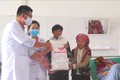 Người nhà bệnh nhân được hỗ trợ gạo và các suất ăn miễn phí từ các nguồn xã hội hóa khác của Trung tâm Y tế huyện Sìn Hồ (Lai Châu). Ảnh: Việt Hoàng-TTXVN