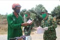 Lực lượng Bộ đội biên phòng tuyên truyền về các biện pháp phòng, chống dịch bệnh COVID-19 cho người dân trên vùng biên giới. Ảnh: Văn Khương-TTXVN