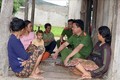 Lực lượng Công an xã Pờ Y, huyện Ngọc Hồi, đến vận động, tuyên truyền cho người dân làng Đăk Mế về tác hại của ma túy. Ảnh: Cao Nguyên – TTXVN