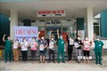 Đại diện Bệnh viện dã chiến Hòa Vang trao giấy xuất viện cho các bệnh nhân. Ảnh: Văn Dũng - TTXVN