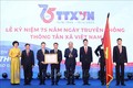 Thủ tướng Nguyễn Xuân Phúc, Chủ tịch Hội đồng Thi đua-Khen thưởng Trung ương trao tặng Huân chương Lao động hạng Nhất cho Thông tấn xã Việt Nam (15/9/1945-15/9/2020). Ảnh: Thống Nhất - TTXVN