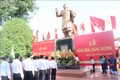 Dâng hoa lên tượng đại Hoàng đế Quang Trung. Ảnh: Phạm Kha – TTXVN