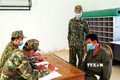 Cán bộ, chiến sĩ Đồn Biên phòng Cửa khẩu Chi Ma lấy lời khai đối tượng đưa người nhập cảnh trái phép. Ảnh: Thái Thuần-TTXVN