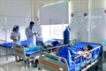 Bác sỹ Trung tâm Y tế huyện Đắk R’Lấp thăm khám bệnh nhân sau phẫu thuật phức tạp. Ảnh: Hưng Thịnh – TTXVN