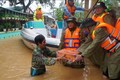 Lực lượng công an tỉnh Thừa Thiên - Huế trao tặng mì tôm cho các gia đình vùng trũng. Ảnh: TTXVN phát