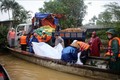 Lực lượng cứu hộ chuyển quà cứu trợ nhân dân vùng lũ lụt huyện Hải Lăng. Ảnh: Hồ Cầu-TTXVN