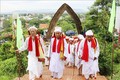 Các vị chức sắc tôn giáo đồng bào Chăm dẫn đầu đoàn rước y trang lên tháp Po Klong Garai. Ảnh: Nguyễn Thành - TTXVN