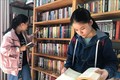 Các em học sinh thường lui tới thư viện để chọn đọc những cuốn sách mình thích. Ảnh: Lê Ngọc Phước- TTXVN