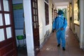 Lực lượng Y tế phun hóa chất diệt khuẩn tại trường học. Ảnh: Công Tường-TTXVN