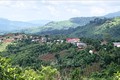 Làng PYầu, xã Lơ Pang, huyện Mang Yang (tỉnh Gia Lai) tựa như một “ốc đảo”, bao quanh là màu xanh bạt ngàn của rừng. Ảnh: Quang Thái- TTXVN