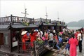 Du khách trải nghiệm dự Tiệc Trà Du thuyền diễn ra trong khung giờ 16h30 - 18h30 ngắm hoàng hôn trên hồ Lục Nhạc hàng ngày. Ảnh: Đại Nghĩa - TTXVN
