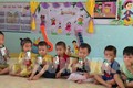 Học sinh trường mầm non xã Xuân Long, huyện miền núi Đồng Xuân, uống sữa học đường. Ảnh: Xuân Triệu - TTXVN
