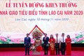 Bí thư tỉnh ủy Lào Cai Đặng Xuân Phong tặng lẵng hoa chúc mừng các thầy cô giáo tại lễ tuyên dương, khen thưởng. Ảnh: Quốc Khánh - TTXVN