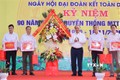 Thủ tướng Nguyễn Xuân Phúc tặng hoa và quà cho các thôn của xã Hồng Phong. Ảnh: Thống Nhất – TTXVN