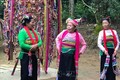 Nhiều năm qua, bà Phạm Thị Tắng (giữa) đã miệt mài truyền dạy lại các điệu múa, lời hát Pồn Pôông cho các thế hệ người Mường. Ảnh: Khiếu Tư - TTXVN
