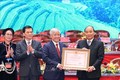Thủ tướng Nguyễn Xuân Phúc, Chủ tịch Hội đồng Thi đua - Khen thưởng Trung ương trao tặng Huân chương Lao động hạng Nhất cho Uỷ ban Dân tộc. Ảnh: Thống Nhất – TTXVN