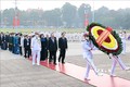 Thủ tướng Nguyễn Xuân Phúc dẫn đầu Đoàn đại biểu dự Đại hội Thi đua yêu nước toàn quốc lần thứ X đặt vòng hoa và vào Lăng viếng Chủ tịch Hồ Chí Minh. Ảnh: Thống Nhất - TTXVN