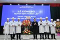 Đ/c Vũ Việt Văn - Phó Chủ tịch thường trực UBND tỉnh tặng hoa chúc mừng tại buổi lễ. Nguồn: dakhoavinhphuc.com