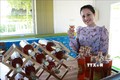 Khách du lịch thưởng thức vang nho sản xuất tại trang trại nho Ba Mọi, xã Phước Thuận, huyện Ninh Phước. Ảnh: Nguyễn Thành - TTXVN