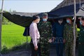 Nguyễn Thành Tâm, Bí thư Tỉnh ủy Tây Ninh (bên trái) thăm, động viên cán bộ chiến sĩ tại chốt chống dịch trên tuyến biên giới. Ảnh: Lê Đức Hoảnh - TTXVN