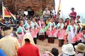 Các thiếu nữ Chăm múa mừng lễ hội Katê tại tháp Pô Klong Garai, thành phố Phan Rang - Tháp Chàm. Ảnh: Công Thử - TTXVN