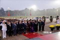Các đồng chí lãnh đạo Đảng, Nhà nước cùng đại biểu dự Đại hội XIII của Đảng đặt vòng hoa và vào Lăng viếng Chủ tịch Hồ Chí Minh. Ảnh: TTXVN