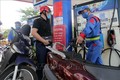 Mua bán xăng dầu tại cửa hàng kinh doanh xăng dầu PVOIL Thái Thịnh, Đống Đa, Hà Nội. Ảnh: Trần Việt - TTXVN