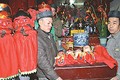 Nghi lễ xin phép rước và đưa Thánh tượng từ nơi thờ tự ra biểu diễn trong đêm biểu diễn nghệ thuật Ổi Lỗi, chùa Đại Bi. Nguồn: baonamdinh.com.vn