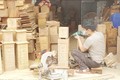 Người làm nghề mộc ở Thanh Lãng, huyện Bình Xuyên tập trung sản xuất các mặt hàng đồ gỗ phục vụ nhu cầu người tiêu dùng. Ảnh: Nguyễn Trọng Lịch-TTXVN