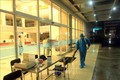 Nhân viên y tế phun thuốc khử trùng tiêu độc ngay trong đêm tại Bệnh viện quốc tế Vinmec Hải Phòng. Ảnh: An Đăng - TTXVN