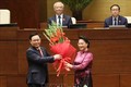 Nguyên Chủ tịch Quốc hội Nguyễn Thị Kim Ngân tặng hoa chúc mừng Chủ tịch Quốc hội Vương Đình Huệ. Ảnh: Phương Hoa – TTXVN