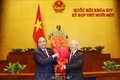 Chủ tịch nước Nguyễn Xuân Phúc tặng hoa Tổng Bí thư Nguyễn Phú Trọng. Ảnh: Trí Dũng - TTXVN