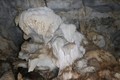 Những nhũ đá trên vòm hang động Hắt Chuông. Ảnh: Xuân Tiến – TTXVN