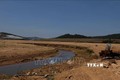 Lòng hồ Đankia ở phía thượng nguồn bị thu hẹp thành một dòng nước nhỏ trong mùa khô năm 2021. Ảnh: Nguyễn Dũng – TTXVN